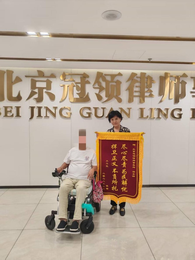 多位冠领律师获赠锦旗 多位冠领律师获赠锦旗